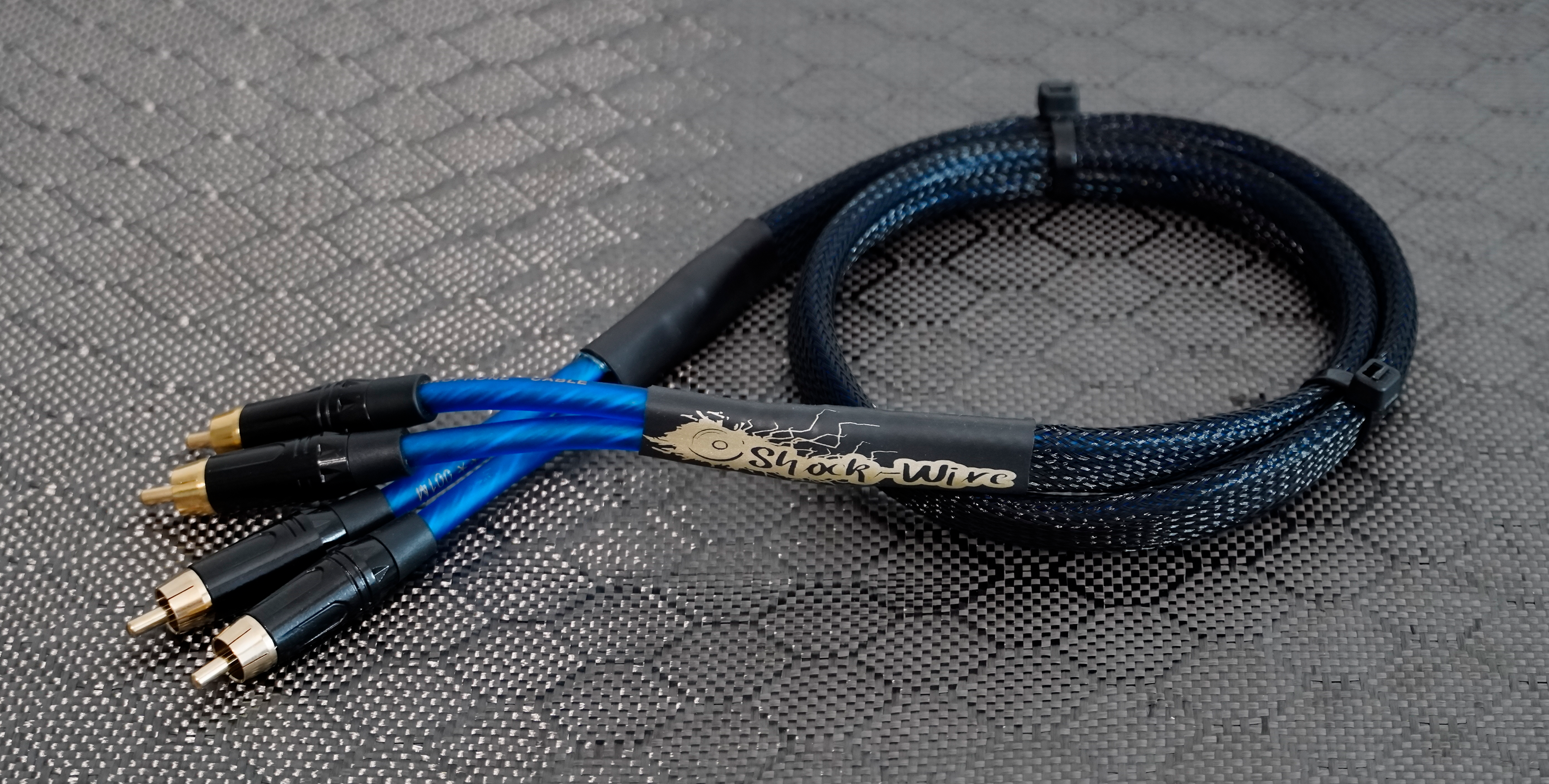 RCA 2ch 3ft Lightning strike blue Shock-Wire©