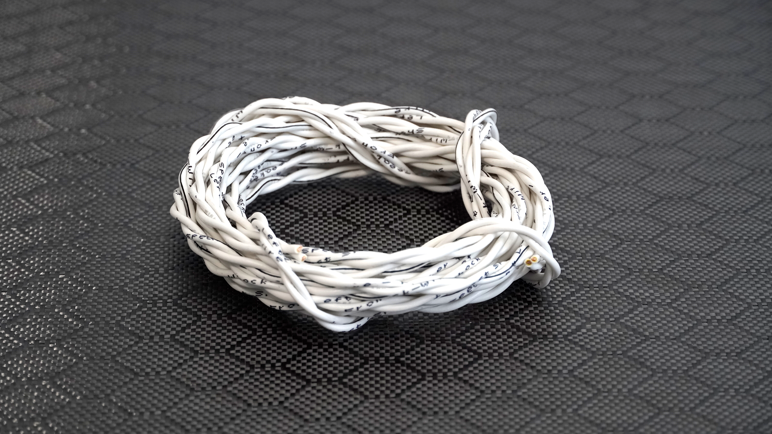 Twisted Speaker wire pair White 16 AWG Shock-Wire©